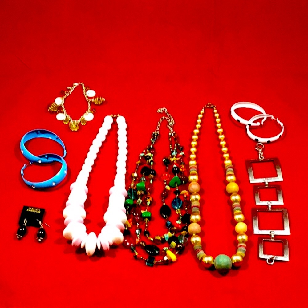 3 Necklaces,2 Bracelets,3 pairs of Earrings